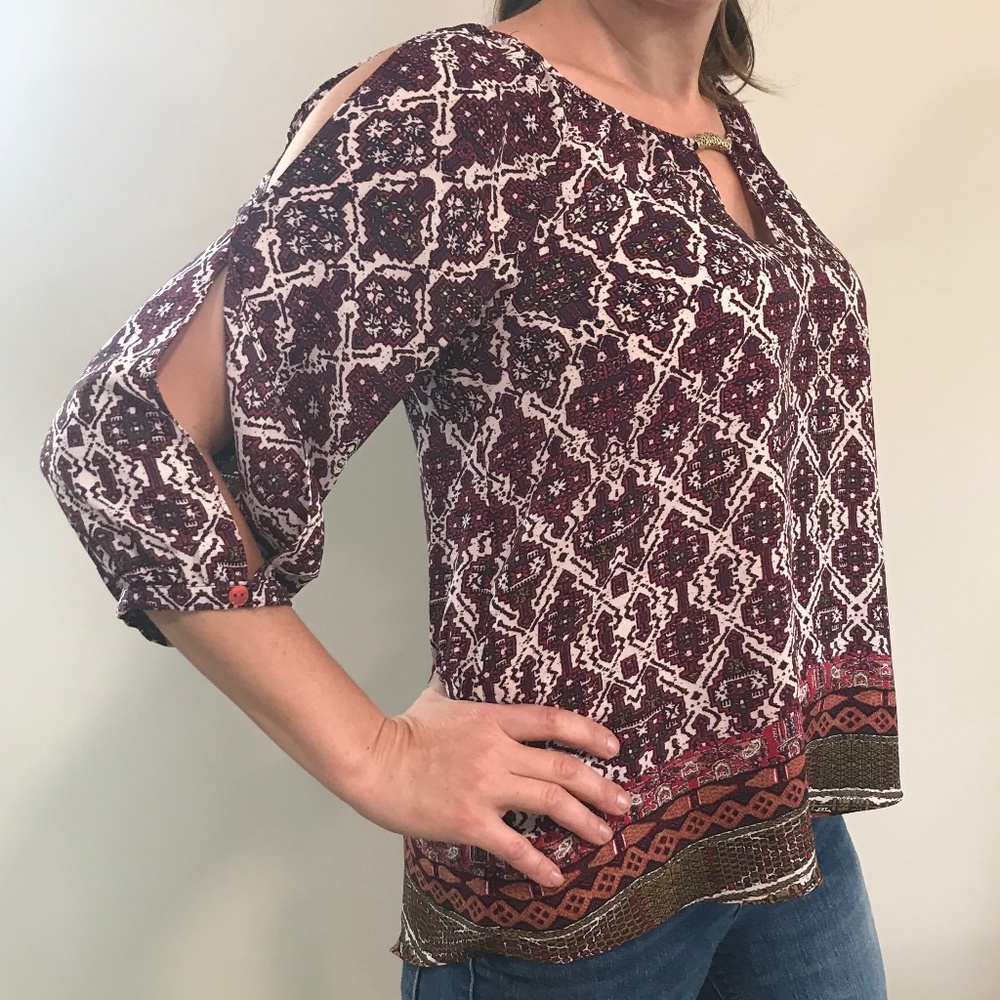 🌺EUC 3/4 Sleeve, Loose Fit, Wrinkle Free, Cold Shoulder Top